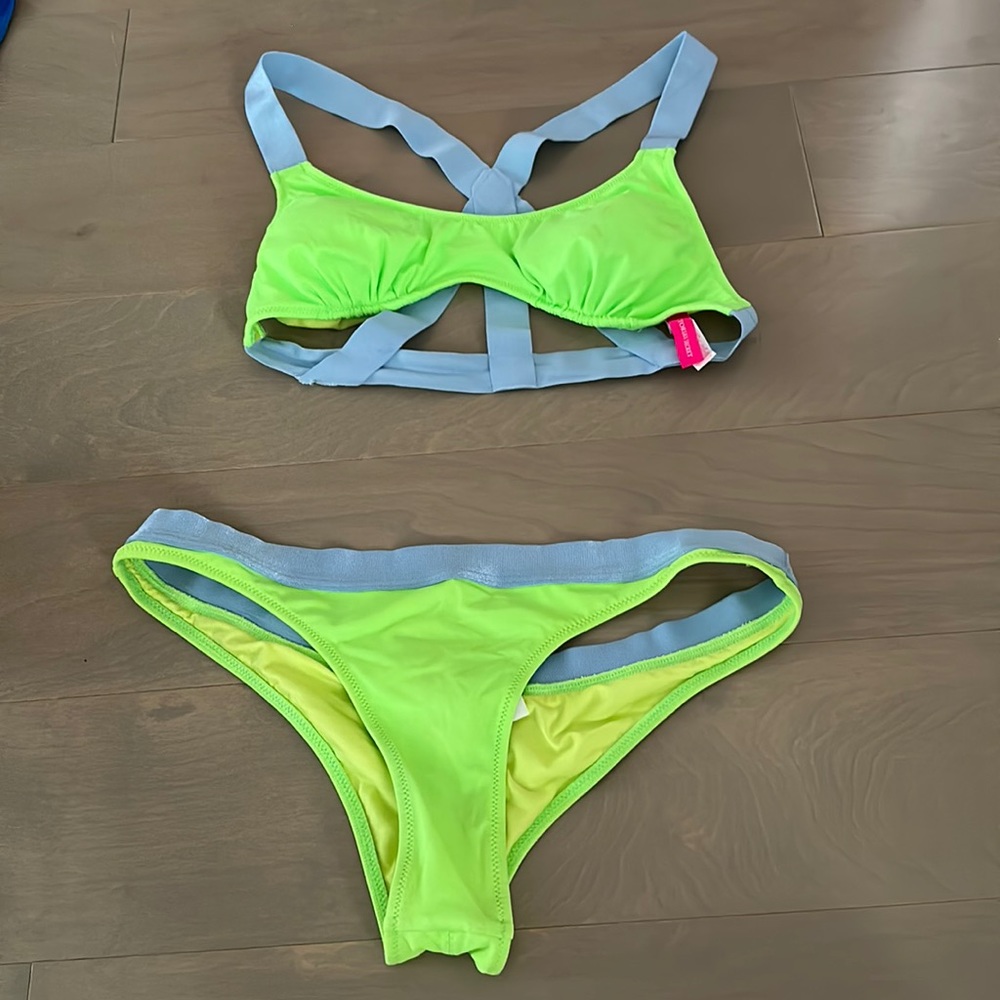 Victoria’s Secret bikini with fun straps detail both size Small
